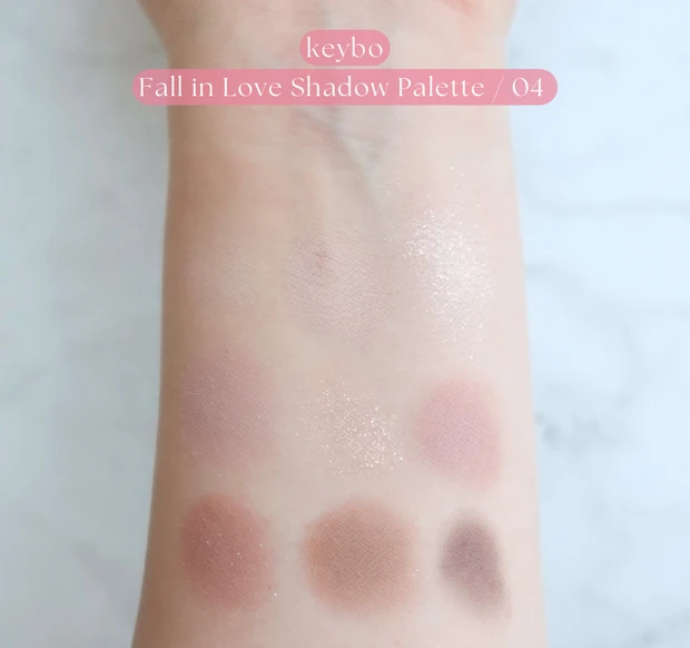 keybo フォールインラブ シャドウパレット04のスウォッチ。ブルベ冬でも使いやすいココアブラウン系グレージュカラー