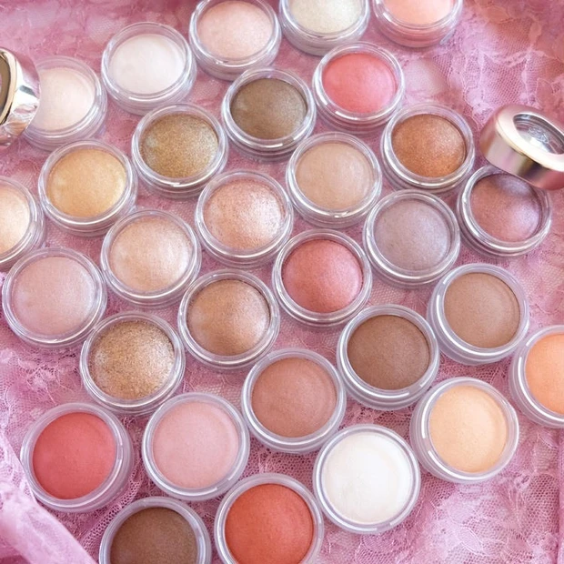 【3位】【秋コスメ2023】コスメデコルテ「アイグロウジェム スキンシャドウ」を全色スウォッチ! 素肌そのものを美しく魅せるスキントーンカラーにリニューアル