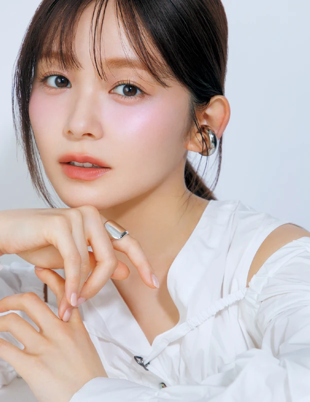 秋の最旬“うすうすチーク”練習帳。青みピンクを高めに入れてリフトアップ