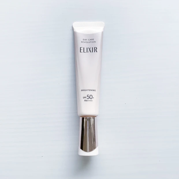 エリクシールの朝用美白乳液。1本でUVカットと化粧下地を兼ねる時短コスメの製品写真。