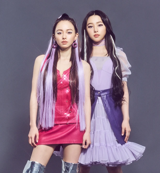 山本舞香さん×桜井日奈子さんが本気でハロウィンの仮装をやってみた! 『Rain On Me』のレディー・ガガとアリアナ・グランデに大変身