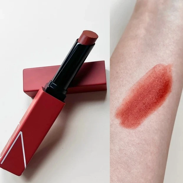 2024年夏新色リップ_NARS パワーマット リップスティック 107_スウォッチ