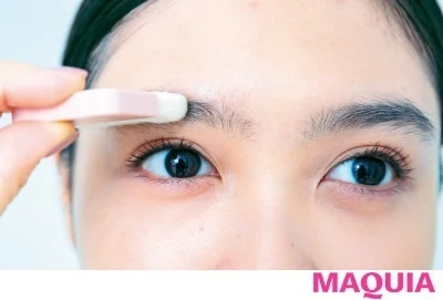 基本の眉の描き方_パウダーをのせて眉の油分をオフ