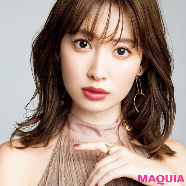最新号のカバーは小嶋陽菜さん! くすみカラーでつくる秋の抜け感メイクをチ…
