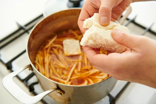 豆腐は手でちぎると、味がしみ込みやすくなる
