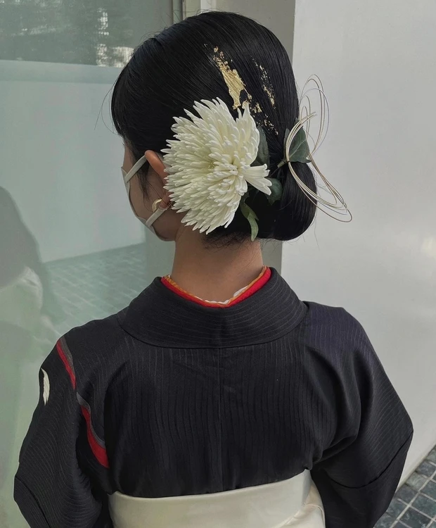 【着物に似合うヘアアレンジ】卒業式や入学式にもおすすめ! 「水引&金箔」「タイトな一本結び」「花モチーフ」のヘアアレンジ22選_4_5