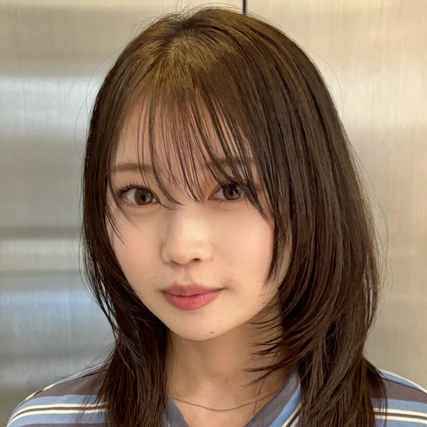 【ミディアムレイヤー】トレンドのうざバングで色っぽく♡ 小顔見えも叶うハッシュカットミディアム