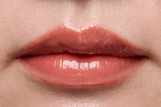 プチプラリップ　イエベ秋　ヴィセ エッセンス プランプバーム RD480 スウォッチ