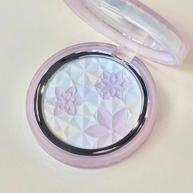 【4位】コスメデコルテ AQの名品パウダーから限定色が登場! 透明感たっぷりのカシスパープルカラーをスウォッチ