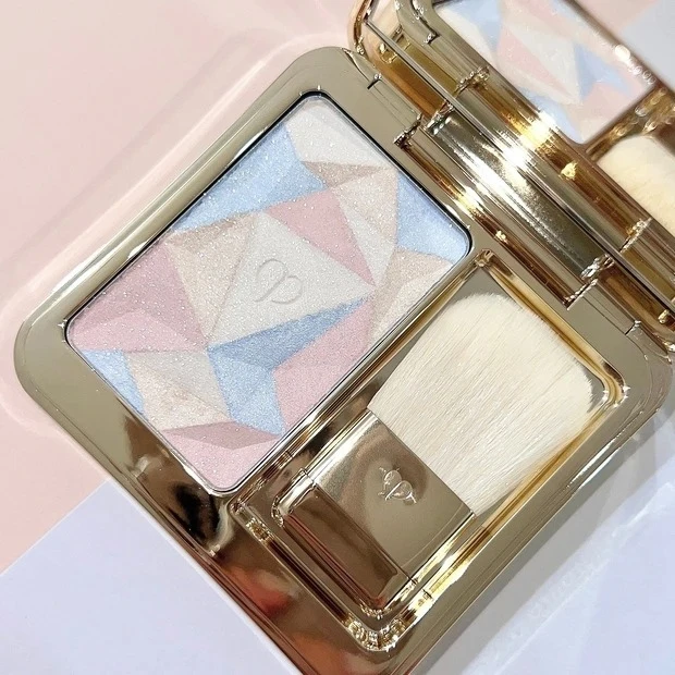 【3位】《クレ・ド・ポー ボーテ》宝石の輝きを宿す!話題のハイライティングパウダーの実力を徹底調査