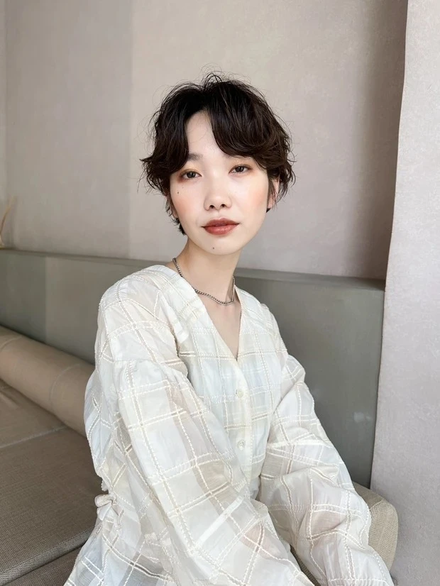 【卵型さんにおすすめの髪型】ショートヘア編_【卵型×ショートヘア】大きめカール✕長め前髪で美シルエットを叶えるショートヘア