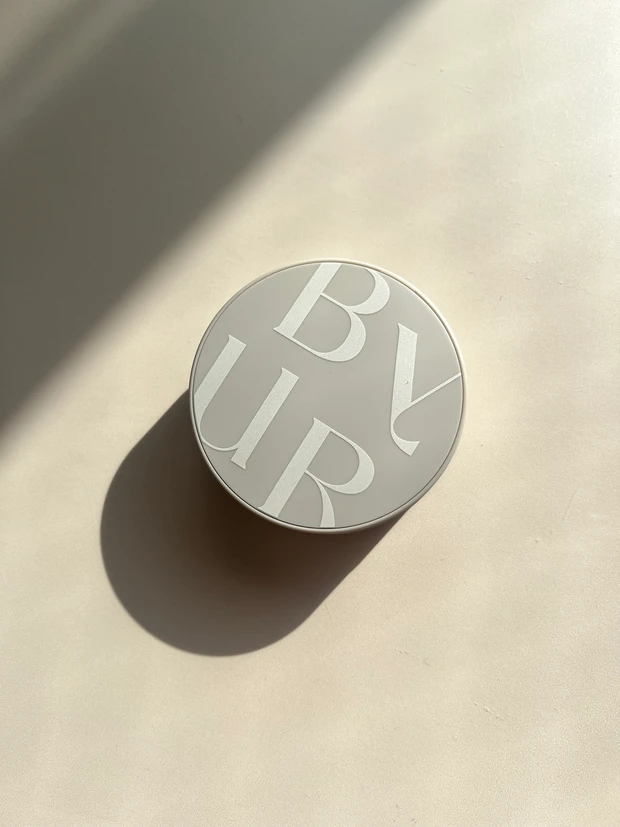 【バイユア】自然なツヤ感と軽やかな付け心地が魅力のクッションファンデで肌を格上げ_1