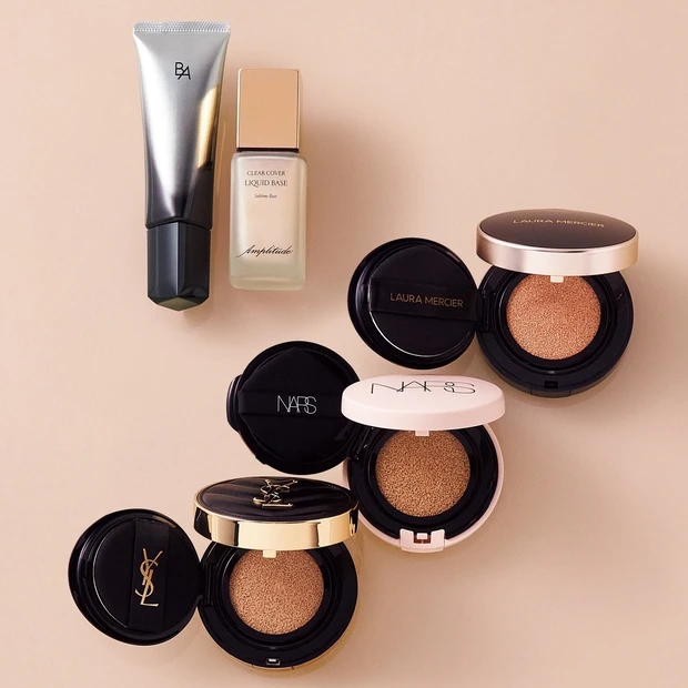 神崎 恵さんの愛用ベースアイテム。肌づくりには素肌っぽい透明感とツヤがマ…