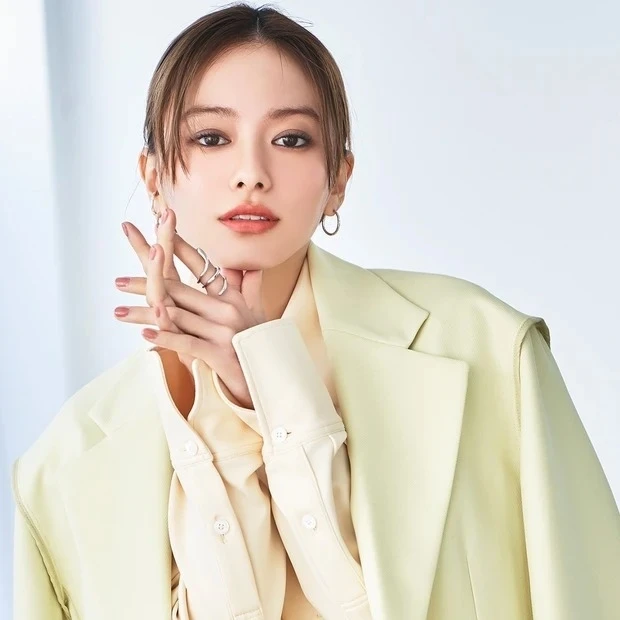 グレーの囲み目メイクに合うファッションは? 山本舞香さんが着こなすクリームイエローのワントーンコーデ