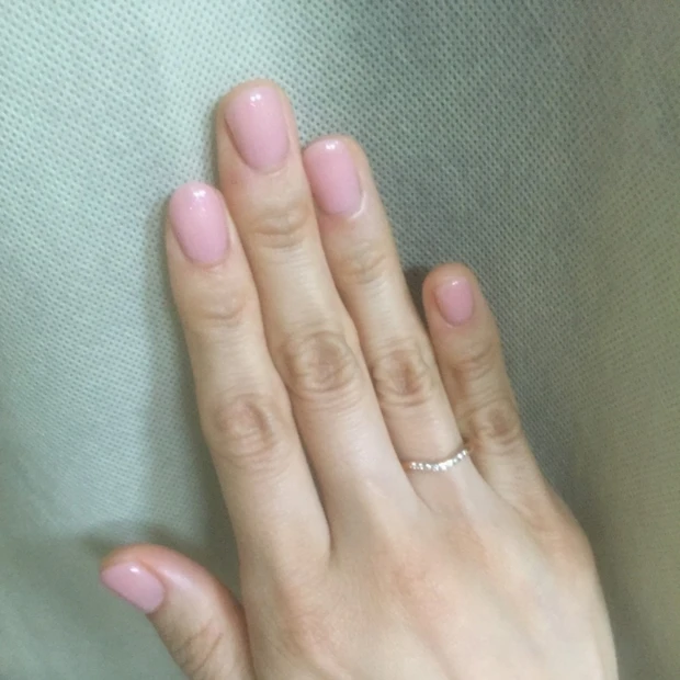 手元が女性らしく見えるネイル