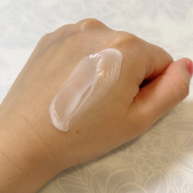 リポソーム アドバンスト リペアクリームのテクスチャー②