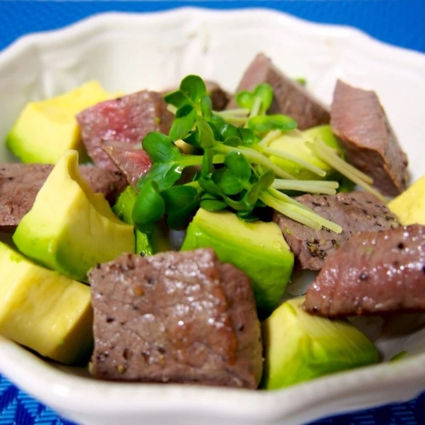 ボリューム満点♪ 時短ヘルシー肉レシピ！「 牛ステーキとアボカドのちらし…
