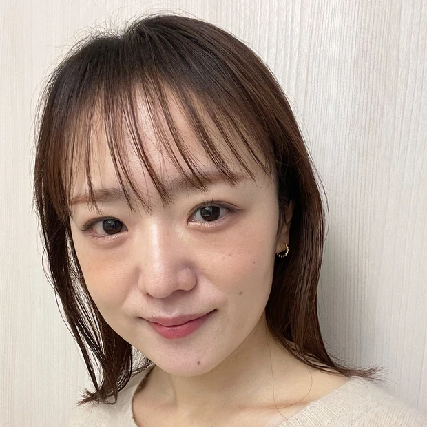 割と大粒なラメで「今日はおでかけ！」な時についつい手に取るアイテムです。シルバー系のラメですがイエベのわたしの肌にも馴染みがよく、どんなカラーメイクにも馴染みます。