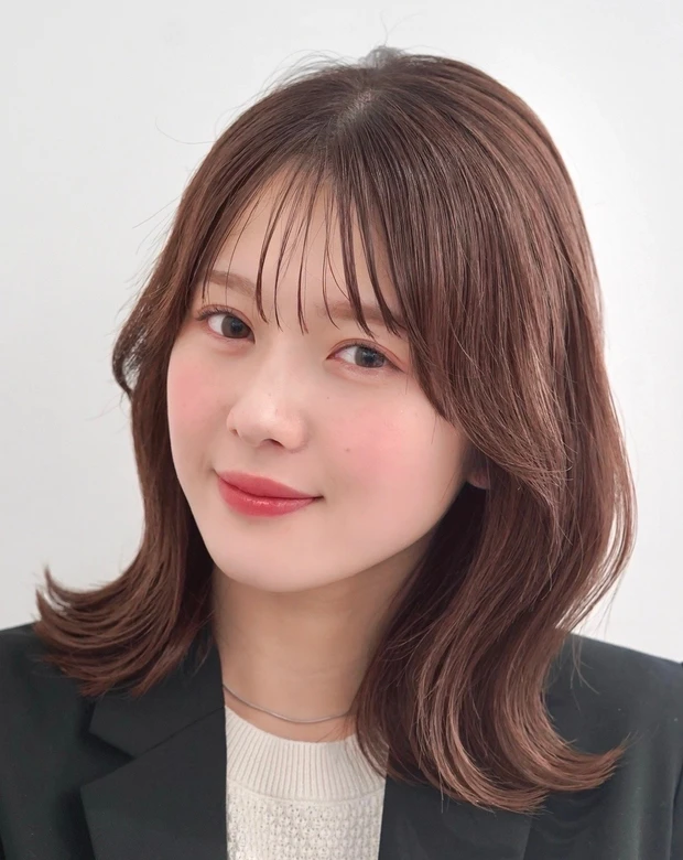 髪型　ミディアム　レイヤーミディアム　前髪あり　サイド