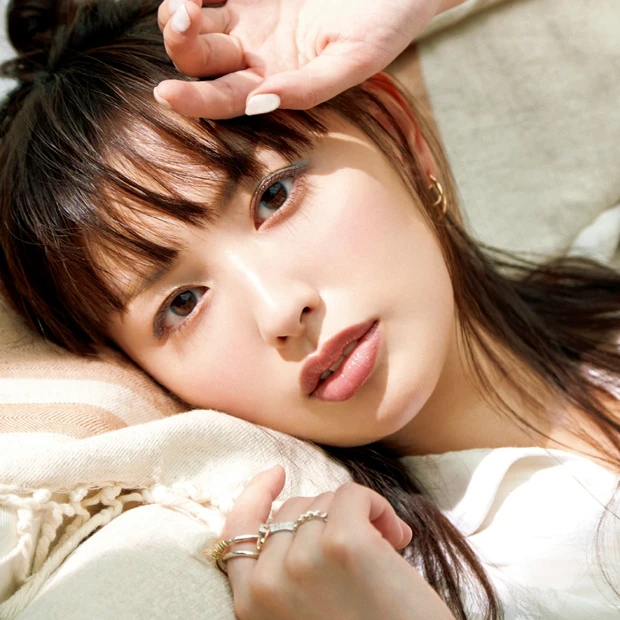 鈴木えみの“妄想”夏メイク。日差しに映えるツヤメイクが気分