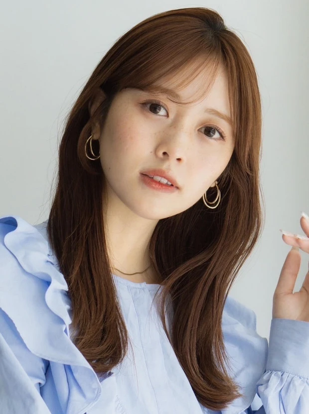 冬 ヘアカラー 明るめ ベージュ セミロング