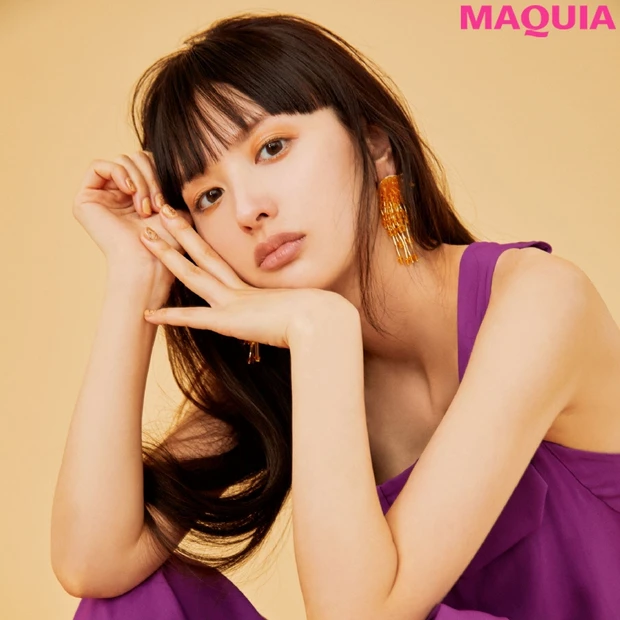 鈴木えみさんがトライ! パープルに合わせたビニール質感のアイメイク