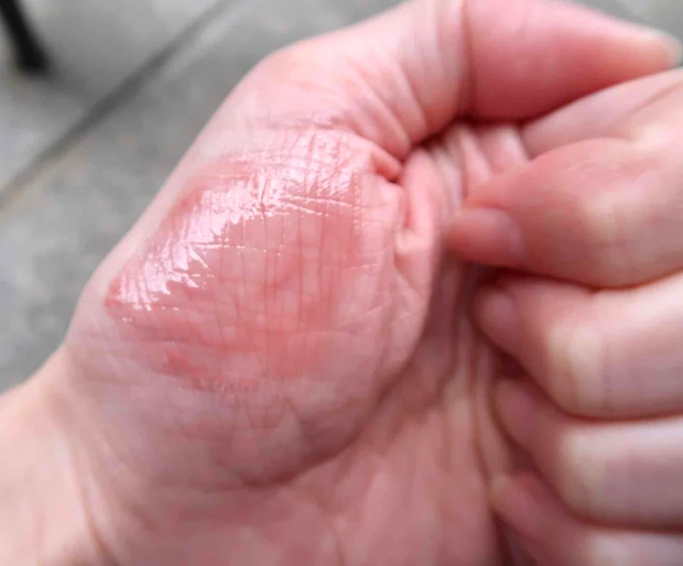 ロムアンド ジューシーフラッシュリップオイル 05 ペアベージュ 手