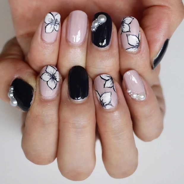 グレイッシュカラーでクールに決める！ 大人の秋のフラワーネイル【ギ☆のセ…