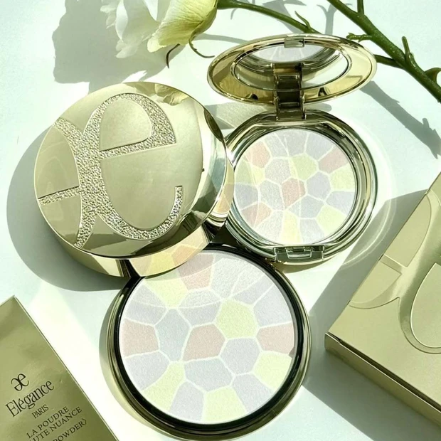 【エレガンス】名品パウダー“ラ プードル”シリーズの新色をスウォッチ！ 真珠のような洗練されたツヤ肌…