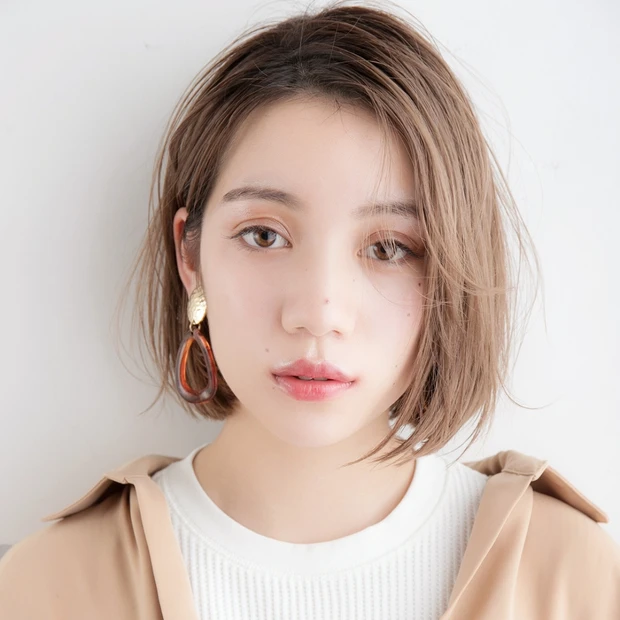外ハネ×内巻きが今っぽい！ 浮遊感仕上げのシースルーボブ