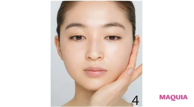 ファンデーションをハンドプレスする様子