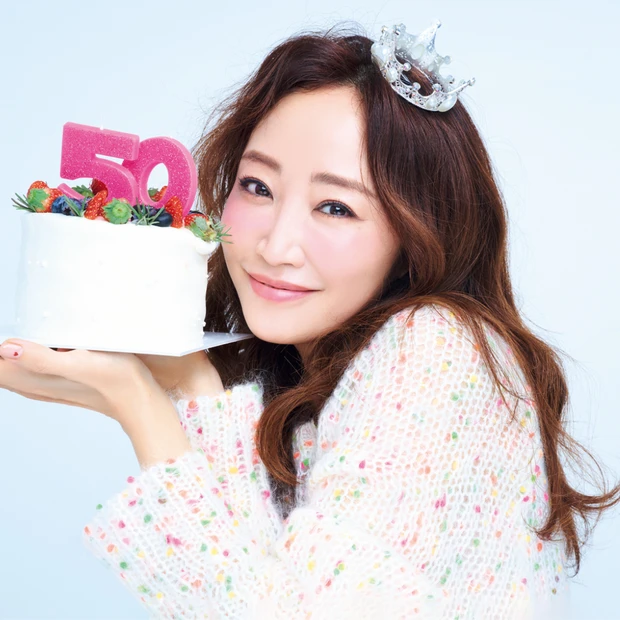 【神崎恵さんの愛用品17選】お気に入りコスメを全公開!50歳記念のインタ…