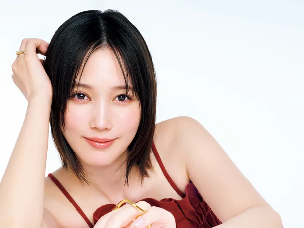 本田 翼さん、“リアル好き♡”が詰まった推しコスメ。キングダムの革命的マスカラ、M･A･Cの粘膜カラーリップほか