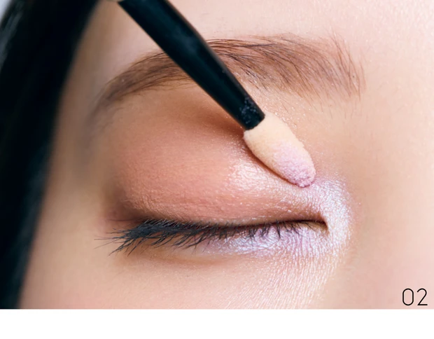 【2025年秋 アイシャドウ】にじみ血色ときらめきライラックで大人のピュア顔 手順2