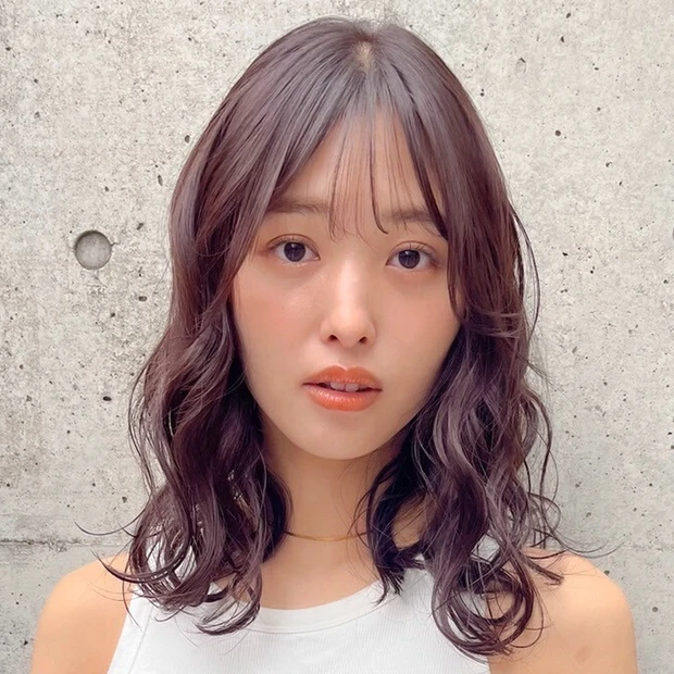 【ラベンダーグレージュ】スタイリングが簡単！ 切りっぱなし×抜け感ウェーブのミディアムヘア