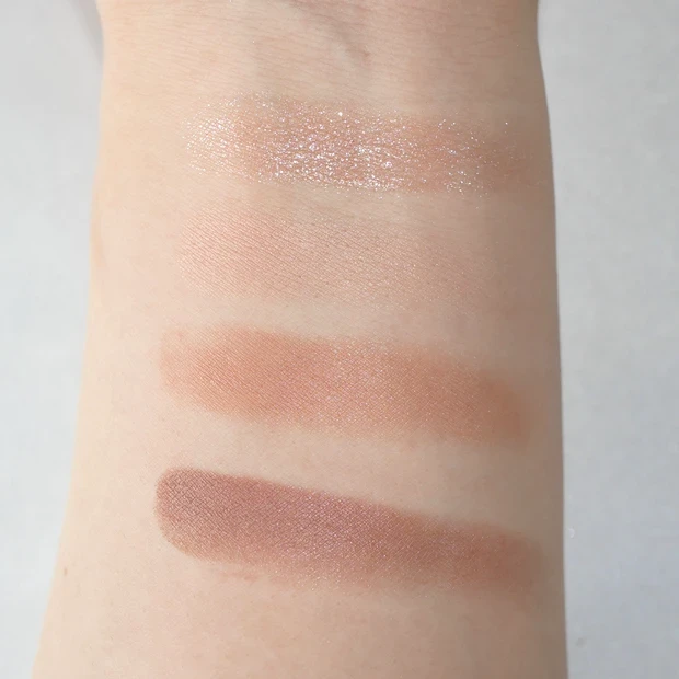 セザンヌ ビタートーンアイシャドウ　02のスウォッチ　フラッシュ撮影