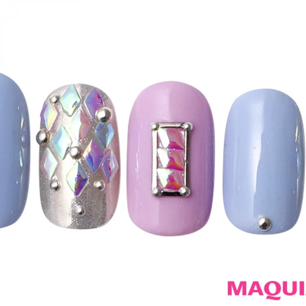 光を味方に、クールに彩る「ウィンターパステル」ネイル