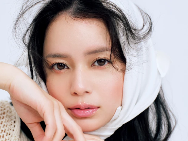 “色を使わない”透明感のまとい方。元ギャルのメイクアップアーティスト・・福岡玲衣さんに学ぶ、盛れるニュアンスメイク