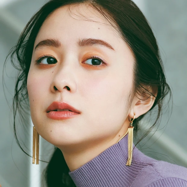 大人のピンクは“脇役使い”が正解! くすみピンクのアイライナーでお洒落度…