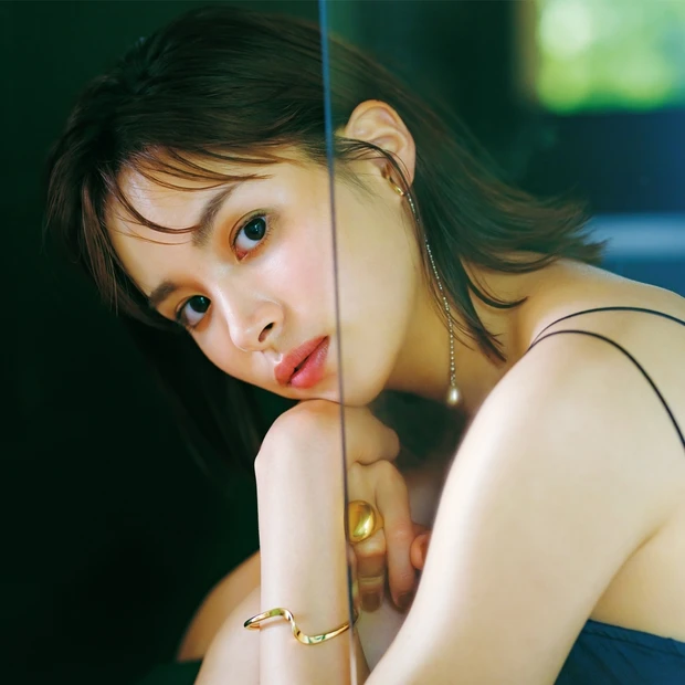 関水 渚さんの秋色メイクプラン。カーキのアイパレットで垢抜け色っぽメイク…