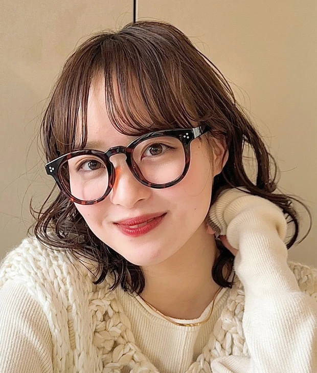 髪型　フレンチボブ　ボブヘア　パーマ　前髪あり　メガネ