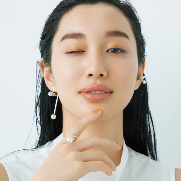 ハードル高めな“青マスカラ”の使いこなし術。まつ毛以外はとことん暖色で揃…