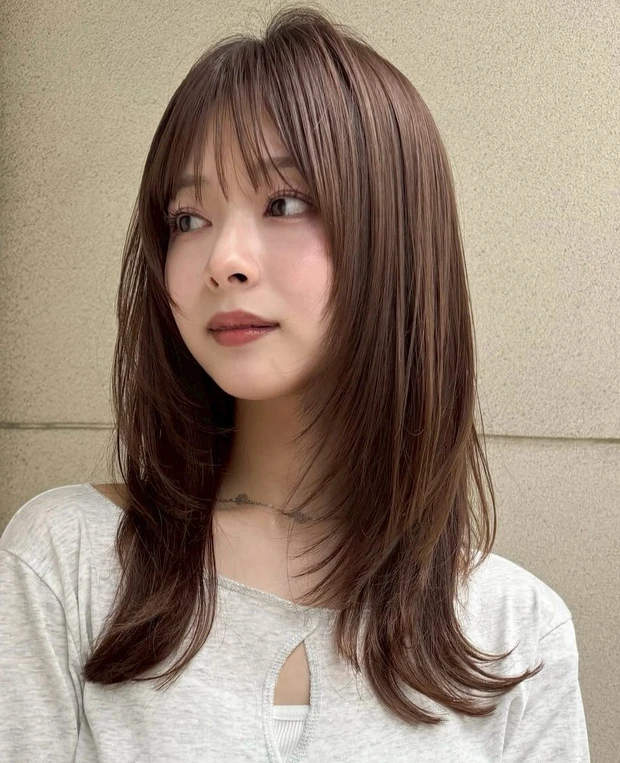 髪型 ミディアムレイヤー ミディアムヘア ピンクベージュ 前髪あり サイド