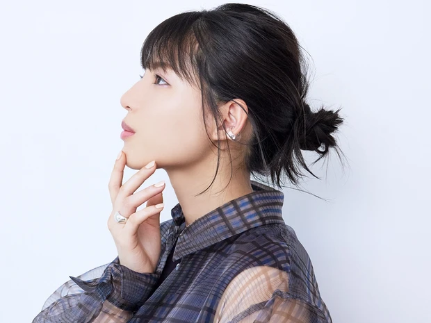 石井杏奈さんと考えるカラーメイクが映えるヘアアレンジとは 山本舞香のbeauty Script マキアオンライン Maquia Online