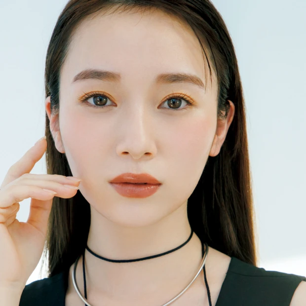 守屋麗奈さん、赤みリップで大人のきれいを更新。1枚で決まる黒オールインワンと好バランス