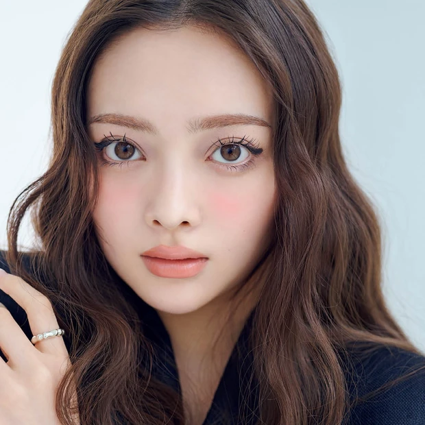 「目尻のアイラインは丸めに」ってどういうこと?はねてるようではねてない、秋トレンドの目元を解説!