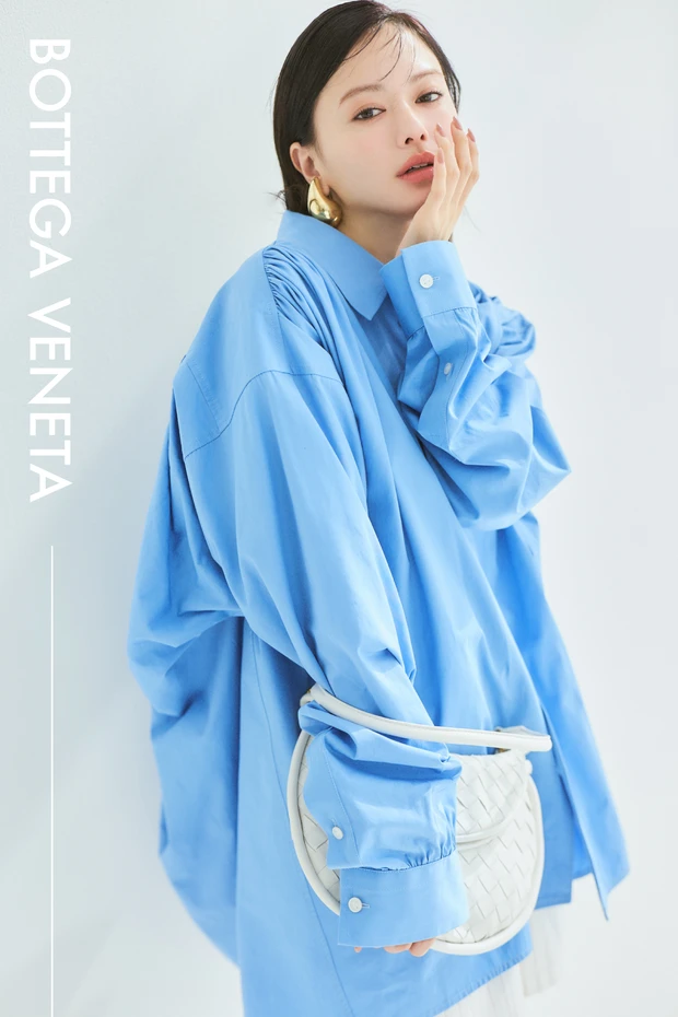 艶×じんわりチーク&リップを主役に。山本舞香さんが【BOTTEGA VENETA】を着こなす