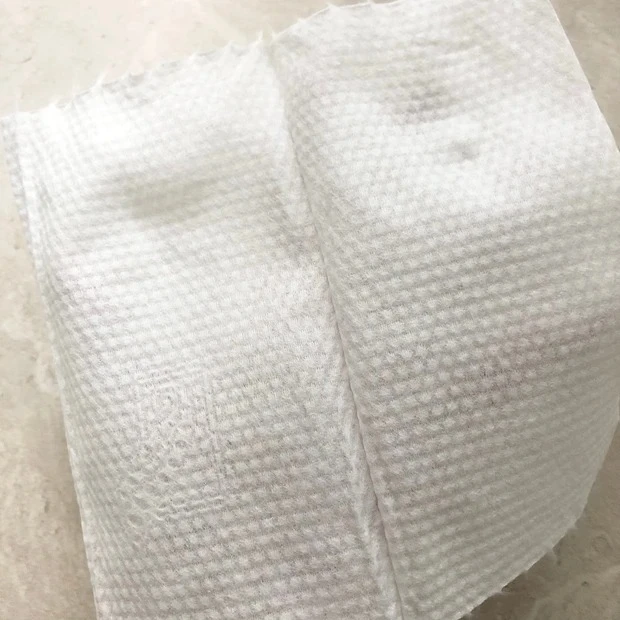 マキアブロガーがこぞって購入しているクレンジングタオル_裏面はパッと見は毛羽立ちそうに見えますが、そんなことは無く、ソフトな感触。