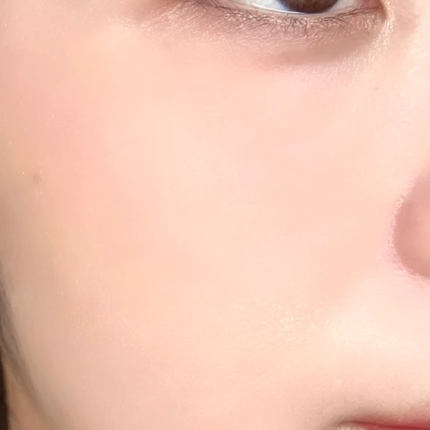 2aN デュアルチーク 15 マンゴーベリーを頬に塗った仕上がり写真