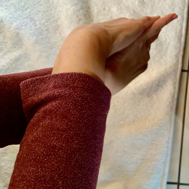 これ、できる?手と手を組んでぐるりんぱ!一年がんばった私の手をストレッチ_1_2